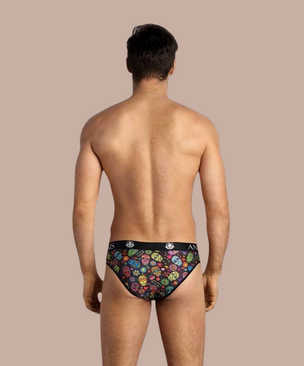Anais Men – Mexico Slip XL Pleasurements Anais Men Mexico slip met kleurrijke schedelprint en zwarte tailleband gedragen door een model