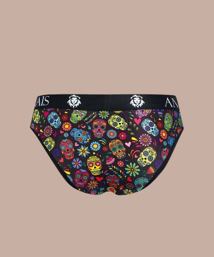 Anais Men – Mexico Slip XL Pleasurements Anais Men Mexico slip met kleurrijke schedelprint en zwarte tailleband gedragen door een model