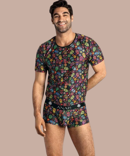 Anais Men – Mexico T-Shirt S Pleasurements Anais Men Mexico T-shirt met kleurrijke schedelprint op een zwarte achtergrond gedragen door een model