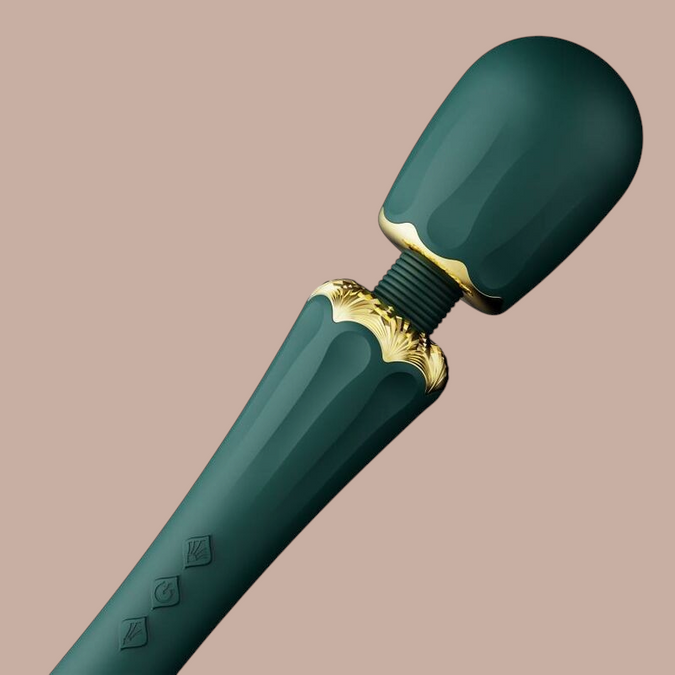 Pleasurements Zalo Kyro wand massager in groen siliconen met gouden details en een elegant scepterontwerp.