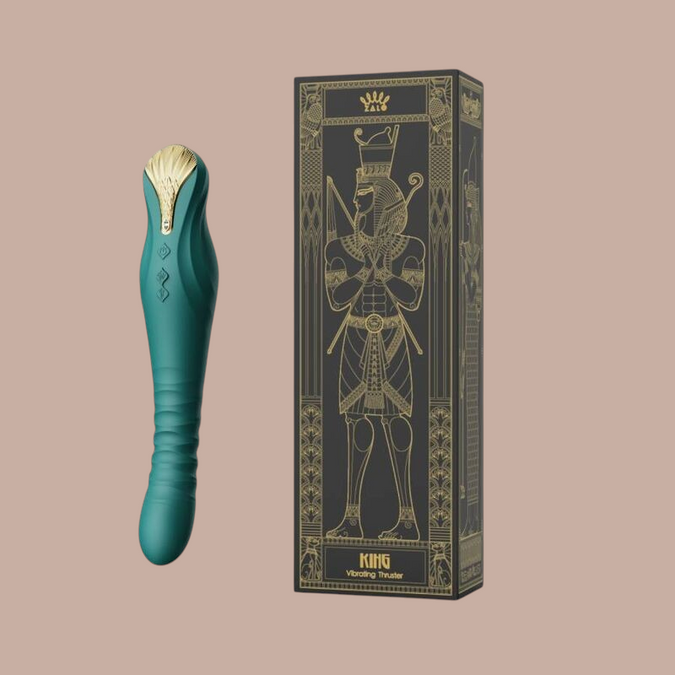 Pleasurements Zalo King Thruster in groen siliconen met gouden details naast de luxe verpakking