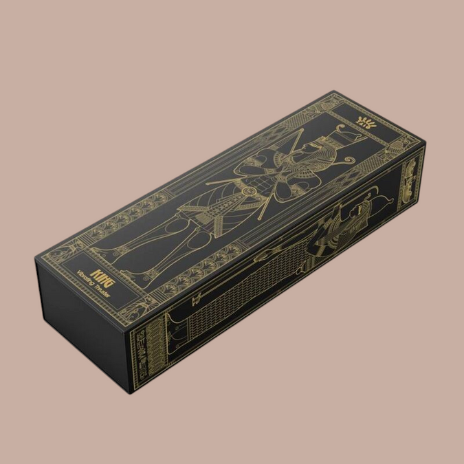 Pleasurements Zalo King Thruster in een luxe zwarte doos met gouden Egyptische illustraties uit de Core Collection.