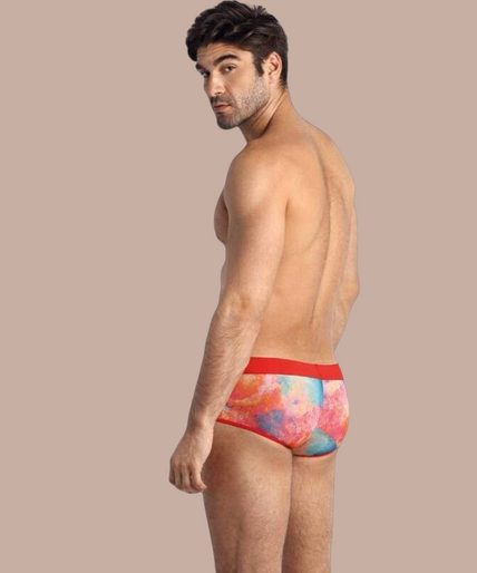 Anais Men – Falcon Boxer Brief XL Pleasurements Anais Men Falcon boxer brief met kleurrijke abstracte print en rode tailleband gedragen door een model