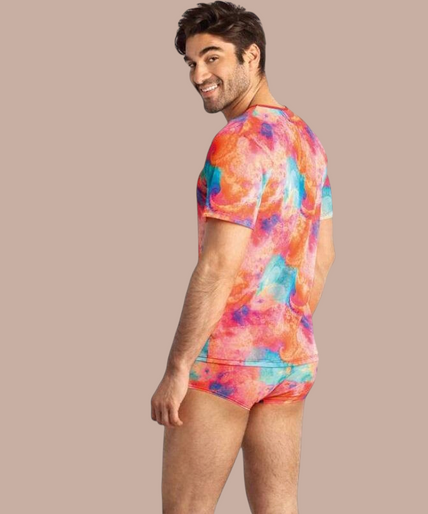 Anais Men – Falcon T-Shirt S Pleasurements Anais Men Falcon T-shirt met kleurrijk abstract patroon en rode boorden gedragen door een model