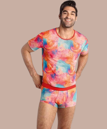 Anais Men – Falcon T-Shirt S Pleasurements Anais Men Falcon T-shirt met kleurrijk abstract patroon en rode boorden gedragen door een model