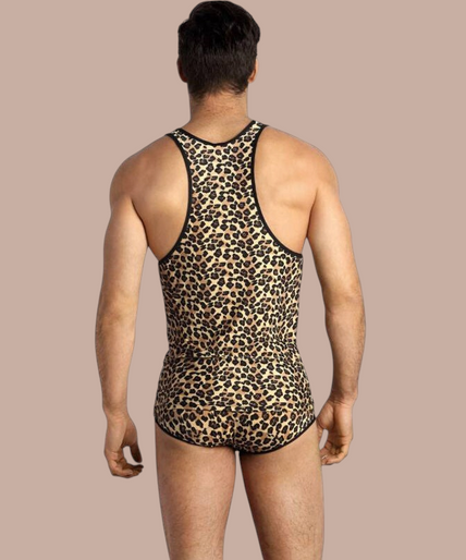Anais Men – Mercury Top M Model draagt Pleasurements Anais Men Mercury top met luipaardprint en bijpassende boxershort