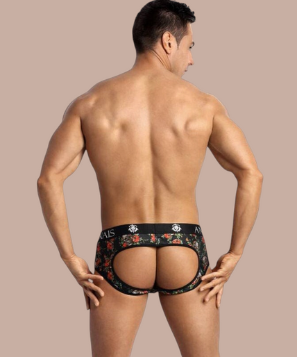 Anais Men – Power Jock Bikini | Premium Men’s Underwear Pleasurements Anais Men Power Jock Bikini met bloemenprint en zwarte tailleband gedragen door een gespierd model