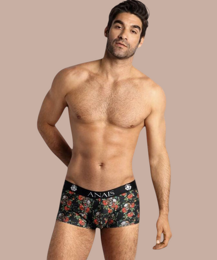 Anais Men – Power Boxer L Model draagt Pleasurements Anais Men Power Boxer met zwart bloemenpatroon en schedelprint en elastische tailleband
