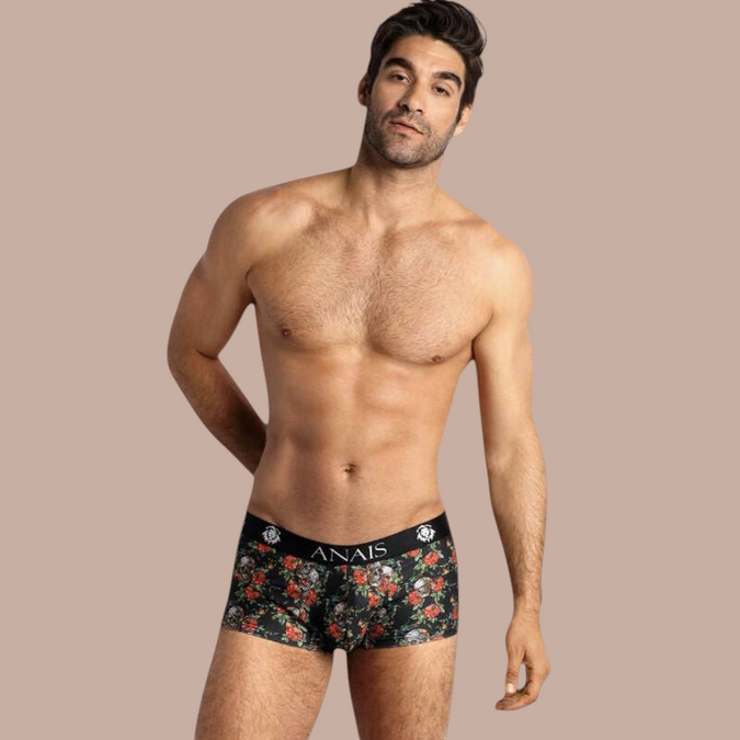 Model draagt Pleasurements Anais Men Power Boxer met zwart bloemenpatroon en schedelprint en elastische tailleband