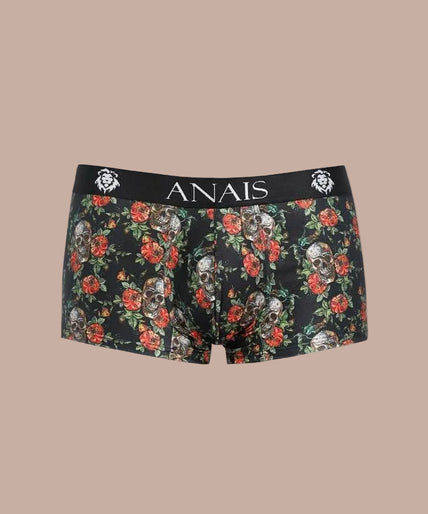 Anais Men – Power Boxer L Model draagt Pleasurements Anais Men Power Boxer met zwart bloemenpatroon en schedelprint en elastische tailleband