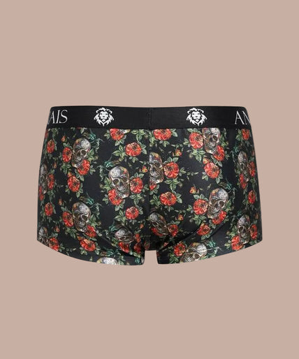 Anais Men – Power Boxer L Model draagt Pleasurements Anais Men Power Boxer met zwart bloemenpatroon en schedelprint en elastische tailleband