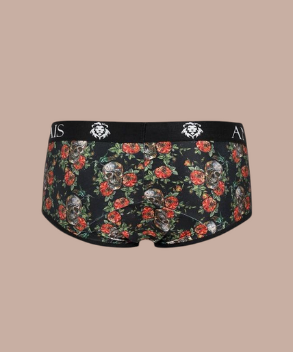 Anais Men – Power Brief | Premium Men’s Underwear Model draagt Anais Men Power Brief met bloemenprint en Pleasurements merklogo op de zwarte tailleband.