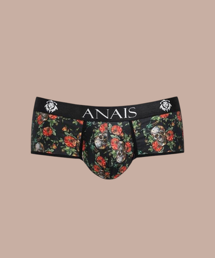 Anais Men – Power Brief | Premium Men’s Underwear Model draagt Anais Men Power Brief met bloemenprint en Pleasurements merklogo op de zwarte tailleband.
