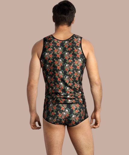 Anais Men – Power Top S Pleasurements Anais Men Power Top met zwarte ondergrond, schedel- en rozenprint, gedragen door een man.