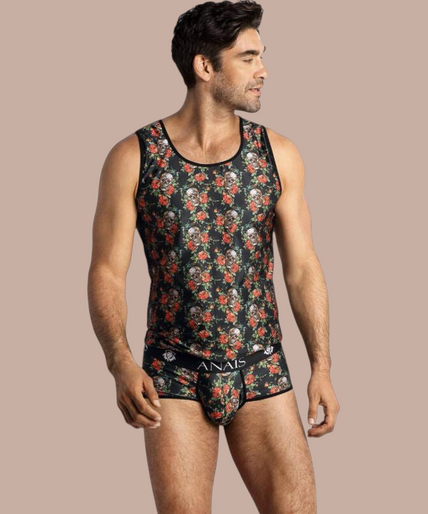 Anais Men – Power Top S Pleasurements Anais Men Power Top met zwarte ondergrond, schedel- en rozenprint, gedragen door een man.