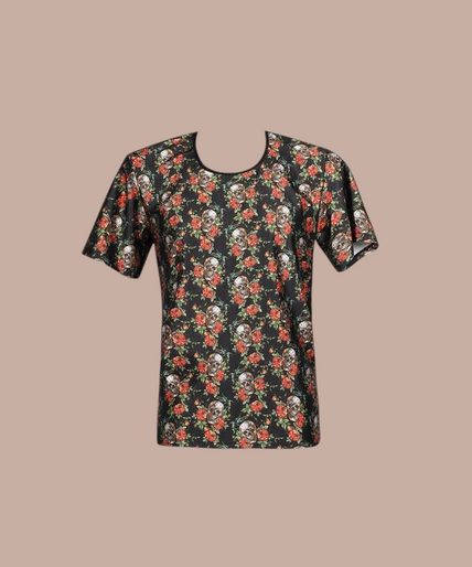 Anais Men – Power T-Shirt | Premium Men’s Underwear Pleasurements Anais Men Power T-shirt met zwart, rood en wit schedel- en rozenpatroon gedragen door een lachend model