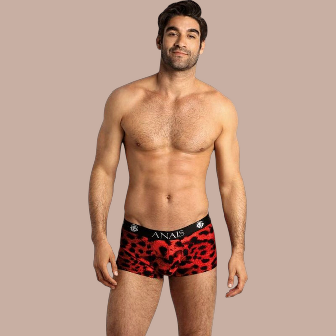 Pleasurements Anais Men Savage boxer in rood met zwart luipaardpatroon en elastische tailleband op een model