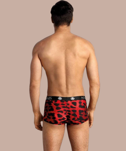 Anais Men – Savage Boxer S Pleasurements Anais Men Savage boxer in rood met zwart luipaardpatroon en elastische tailleband op een model