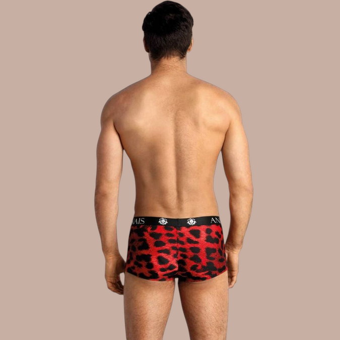 Achterkant van een man die de Pleasurements Anais Men Savage boxer met rood en zwart luipaardpatroon draagt.