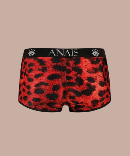 Anais Men – Savage Boxer S Pleasurements Anais Men Savage boxer in rood met zwart luipaardpatroon en elastische tailleband op een model