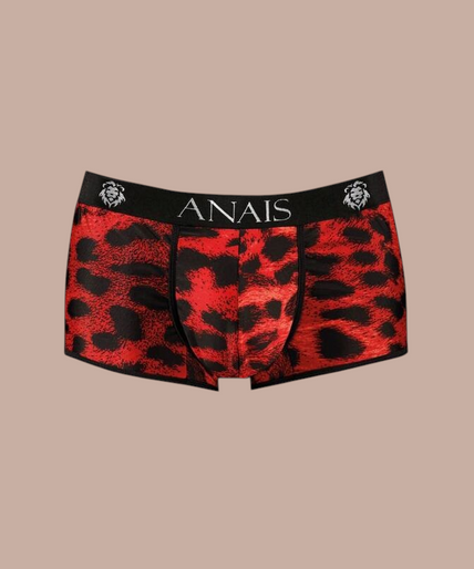Anais Men – Savage Boxer S Pleasurements Anais Men Savage boxer in rood met zwart luipaardpatroon en elastische tailleband op een model