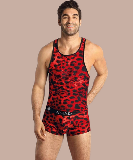 Anais Men – Savage Top S Pleasurements Anais Men Savage top met rood en zwart luipaardpatroon gedragen door een lachend model