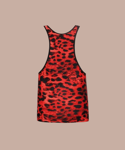 Anais Men – Savage Top | Premium Men’s Underwear Pleasurements Anais Men Savage top met rood en zwart luipaardpatroon gedragen door een lachend model