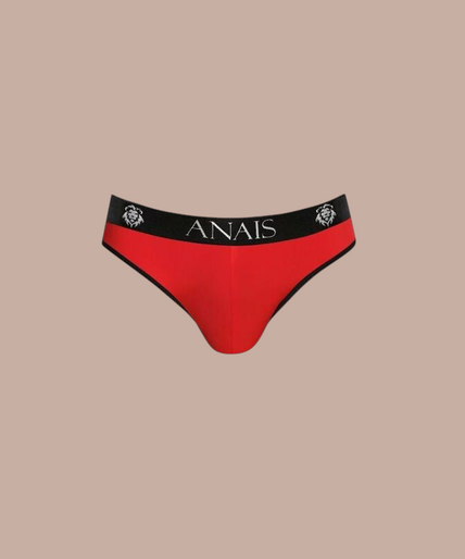 Anais Men – Soul Slip | Premium Men’s Underwear Pleasurements Anais Men Soul Slip in rood met zwarte tailleband gedragen door een glimlachend model