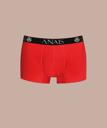 Anais Men – Soul Boxer L Glimlachende man draagt rode Anais Men Soul Boxer van Pleasurements met een zwarte tailleband