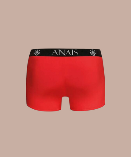 Anais Men – Soul Boxer L Glimlachende man draagt rode Anais Men Soul Boxer van Pleasurements met een zwarte tailleband