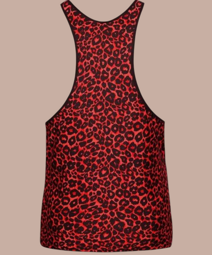 Anais Men – Tribal Top | Premium Men’s Underwear Model draagt Anais Men Tribal Top met rood luipaardpatroon en zwarte bies, onderdeel van de Pleasurements collectie.