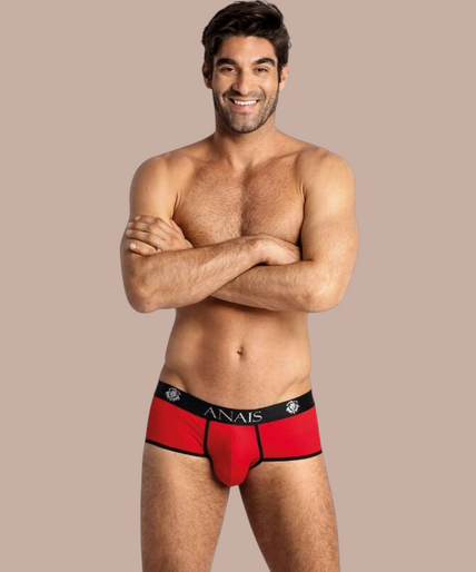 Anais Men – Soul Brief | Premium Men’s Underwear Pleasurements Anais Men Soul Brief in rood met zwarte tailleband en logo, gedragen door een glimlachend model.