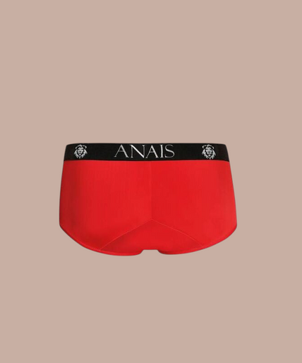 Anais Men – Soul Brief | Premium Men’s Underwear Pleasurements Anais Men Soul Brief in rood met zwarte tailleband en logo, gedragen door een glimlachend model.