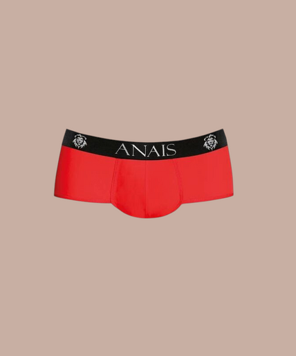 Anais Men – Soul Brief | Premium Men’s Underwear Pleasurements Anais Men Soul Brief in rood met zwarte tailleband en logo, gedragen door een glimlachend model.