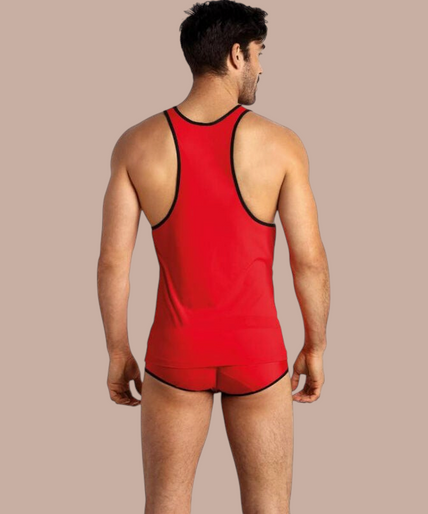Anais Men – Soul Top M Pleasurements Anais Men Soul Top in rood met zwarte accenten gedragen door een glimlachend model