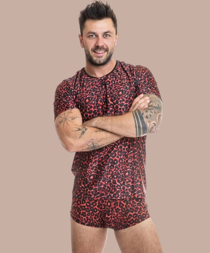 Anais Men – Tribal T-Shirt S Pleasurements Anais Men Tribal T-shirt met rood en zwart luipaardpatroon gedragen door een model met armen over elkaar