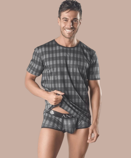 Anais Men – Aegis T-Shirt S Pleasurements Anais Men Aegis T-shirt met grijs en zwart ruitpatroon gedragen door een glimlachende man