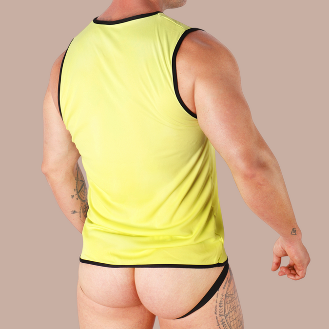 Pleasurements Macho geel mouwloos sportshirt met zwarte bies, gedragen door een man van achteren gezien.