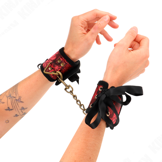 Kink – Scandal Handgelenkfesseln Rot – Schwarz mit Spitzen-Details 24,5 Cm X 6,5 Cm
