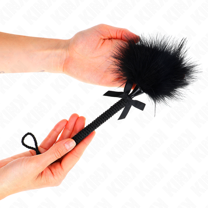 Pleasurements – Kink – Nylonseil-Zauberstab mit Kitzelfedern und schwarzer Schleife, 25 cm