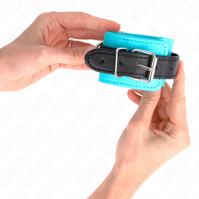 Kink – Haken-Handgelenkfesseln Blau mit Fellfutter Verstellbar 20 – 28 Cm X 5,5 Cm