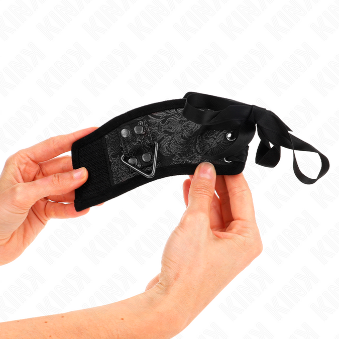 Kink – Scandal Handgelenkfesseln Schwarz mit Spitzen-Details 24,5 Cm X 6,5 Cm