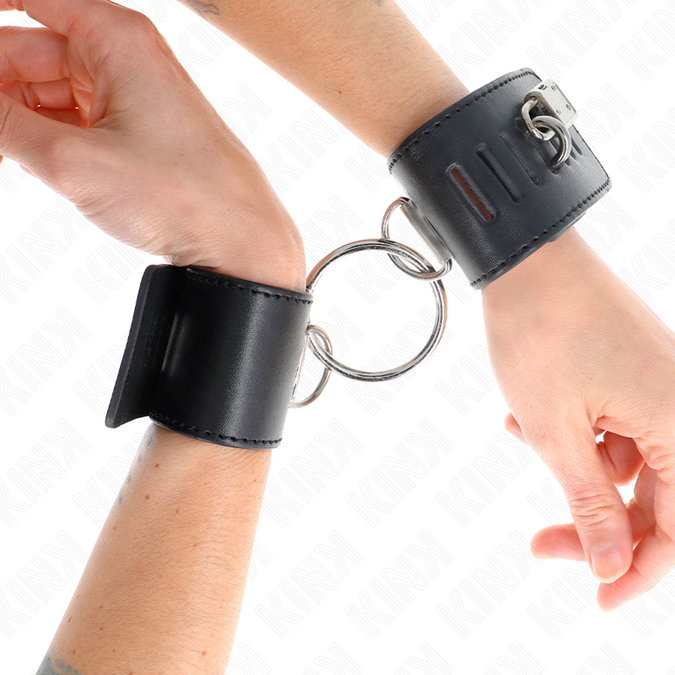 Kink – Feste Handgelenkfesseln mit Ring und Vorhängeschlossverschluss Schwarz Verstellbar 16 – 23 cm x 5,5 cm