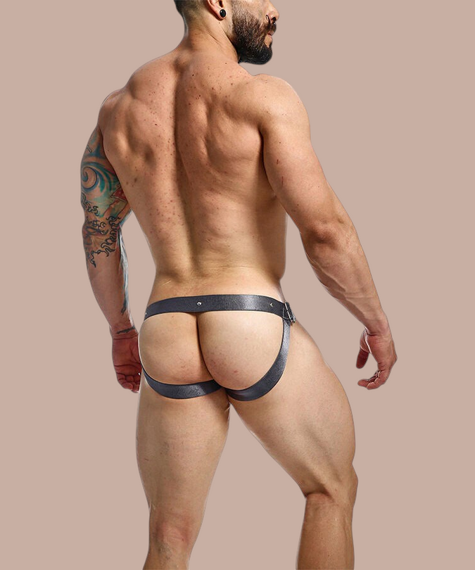 Pleasurements Mob Dngeon grijze lederen jockstrap met metalen drukknopen gedragen door een gespierd model