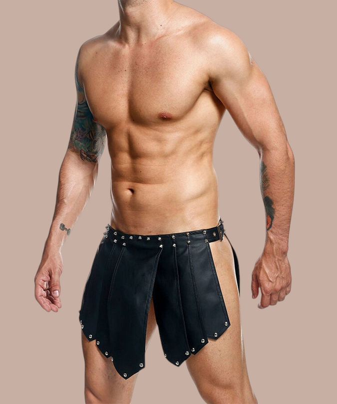 Pleasurements Mob Dngeon zwarte leren rok met metalen studs gedragen door een man voor een sensuele uitstraling