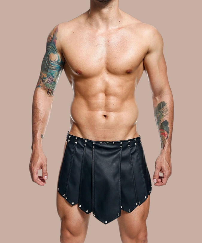 Pleasurements Mob Dngeon zwarte leren rok met metalen studs gedragen door een gespierd model