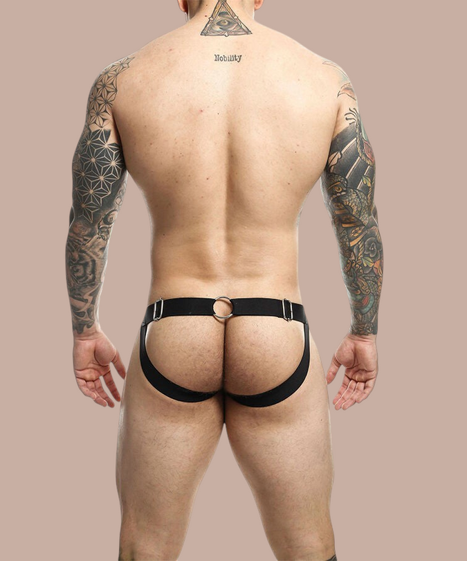 Pleasurements Mob Dngeon zwarte jockstrap met metalen ringen en kettingdetails voor een sensuele uitstraling