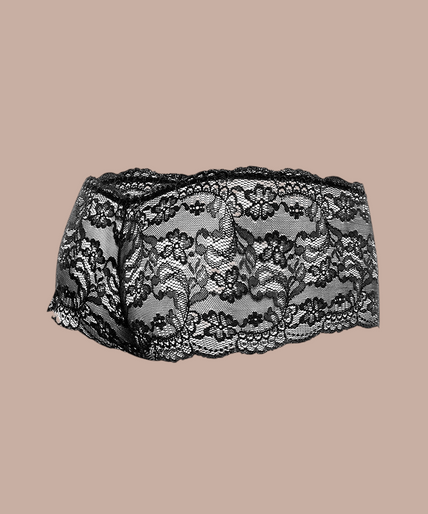 Mob – Schwarzer Spitzenboxer Größe L/xl Man draagt een zwarte Pleasurements MOB kanten herenboxer met een sensueel en verfijnd design.