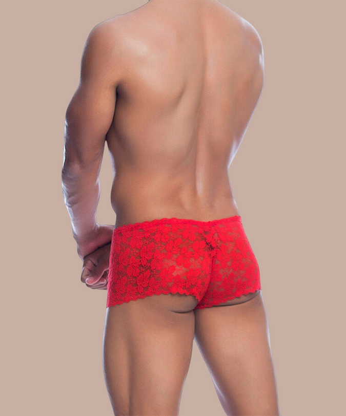 Achteraanzicht van een man in een rode kanten boxer van Pleasurements, ontworpen voor een verleidelijke pasvorm.