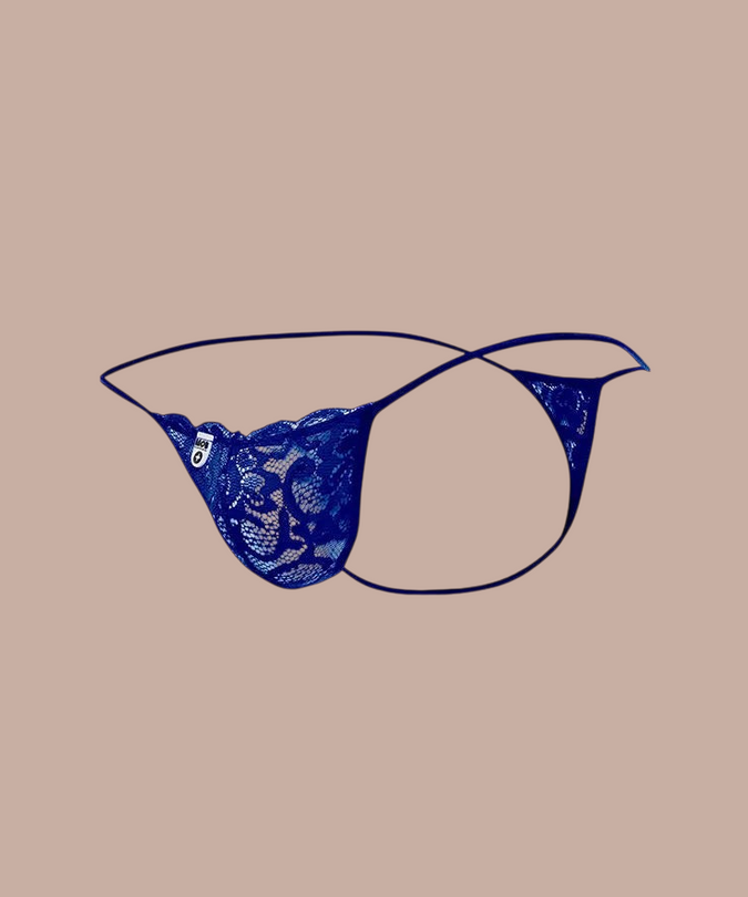 Pleasurements MOB Royal Lace Thong in blauw met verfijnd kant en minimalistisch ontwerp voor heren.